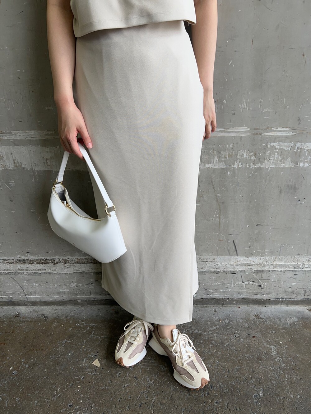 ホワイト系のハンドバッグ、ホワイト系のTシャツ/カットソー、ホワイト系のスカートを着用したレディースの夏コーディネートの8枚目の写真