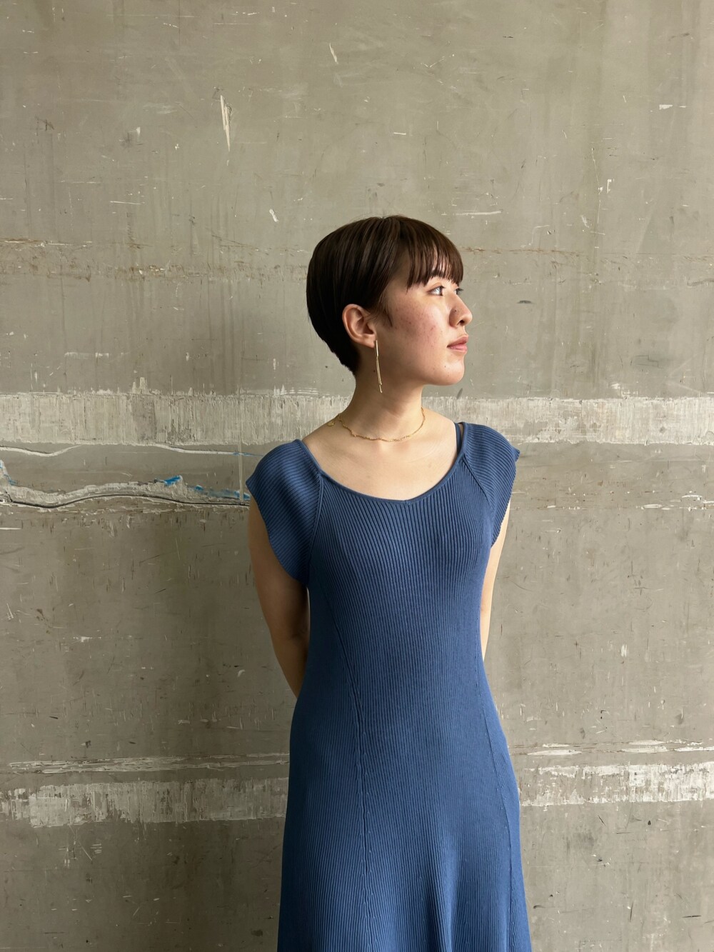 ホワイト系のハンドバッグ、ブルー系のワンピース、ベージュ系のサンダルを着用したレディースの夏コーディネートの4枚目の写真