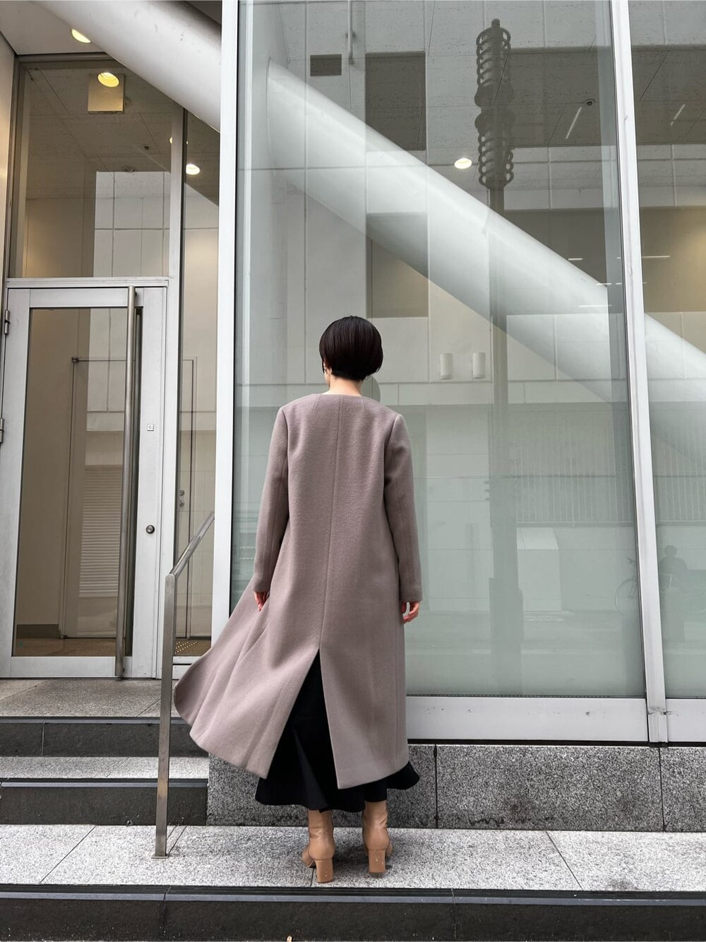 ベージュ系のその他シューズ、ブルー系のその他アウター、ブラック系のスカートを着用したレディースの秋コーディネートの3枚目の写真