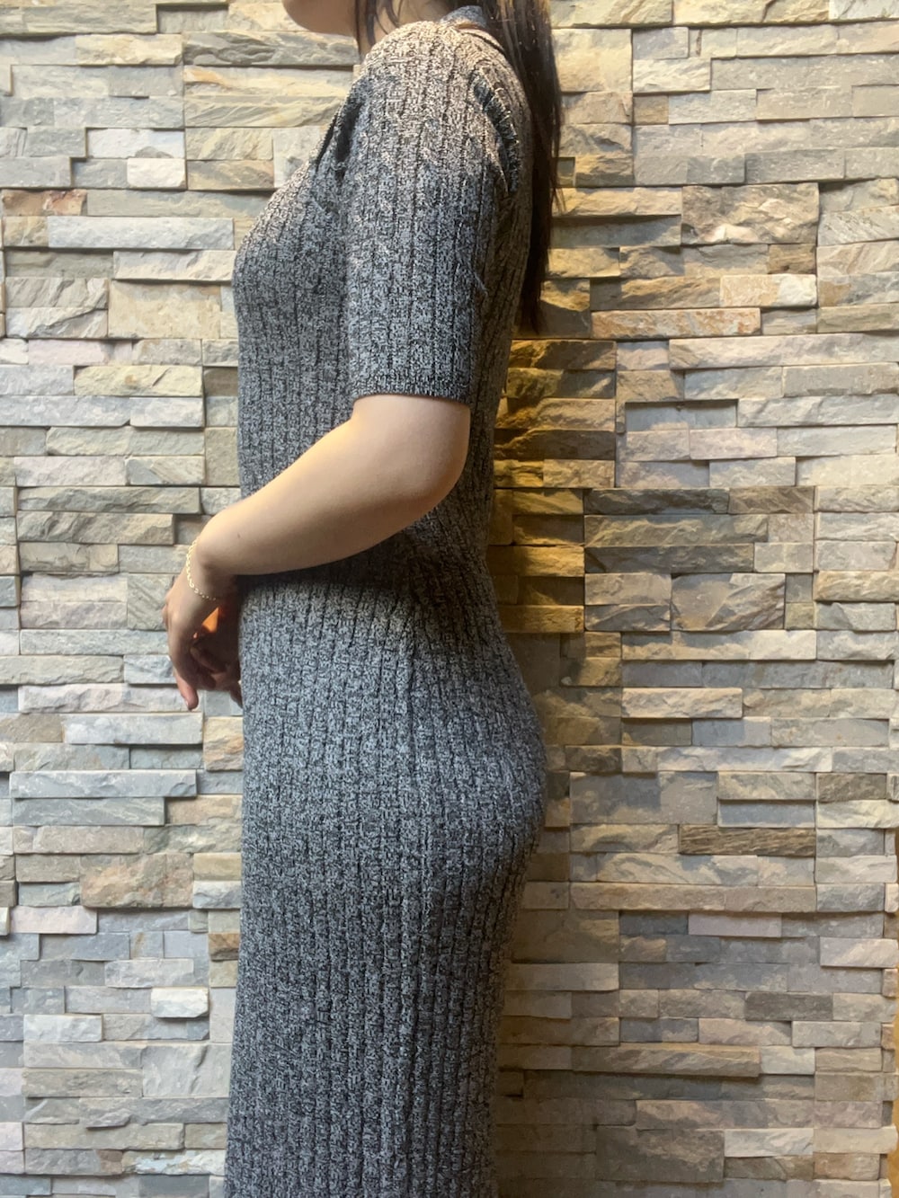 ブラック系のワンピース、ホワイト系のサンダルを着用したレディースの夏コーディネートの5枚目の写真