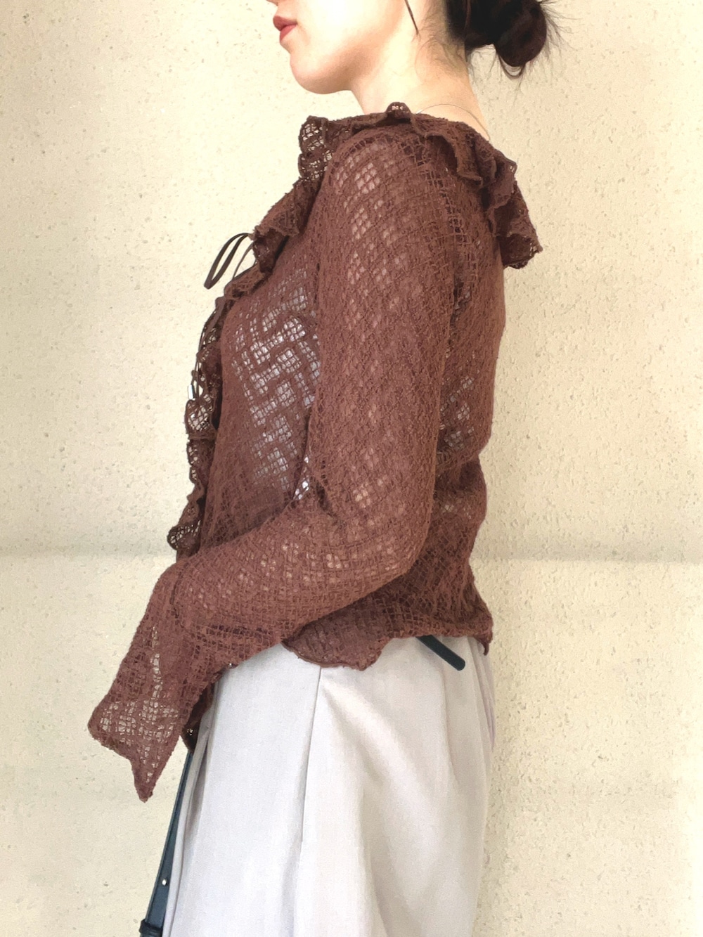 ブラウン系のシャツ/ブラウス、ブラウン系のその他パンツを着用したレディースの春コーディネートの4枚目の写真