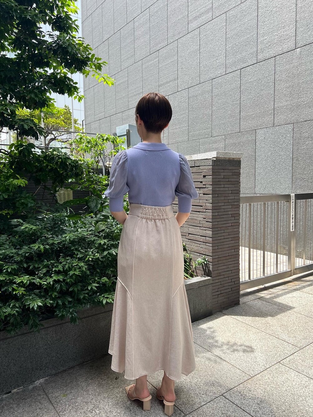 その他のサンダル、パープル系のニット/セーター、ホワイト系のスカートを着用したレディースの夏コーディネートの2枚目の写真