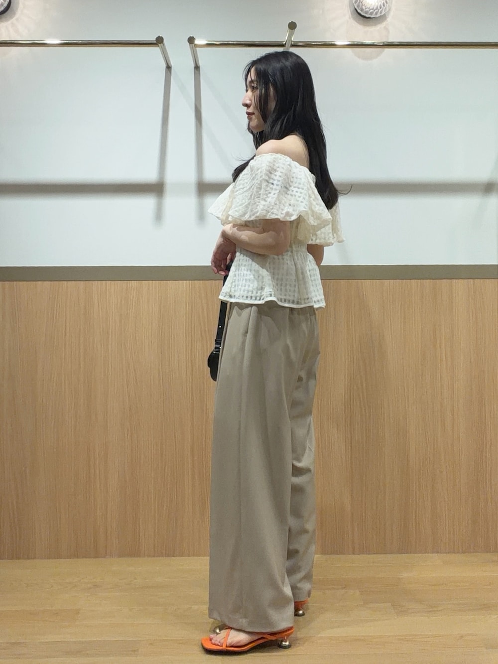 オレンジ系のサンダル、ベージュ系のその他パンツ、ホワイト系のシャツ/ブラウスを着用したレディースの夏コーディネートの2枚目の写真
