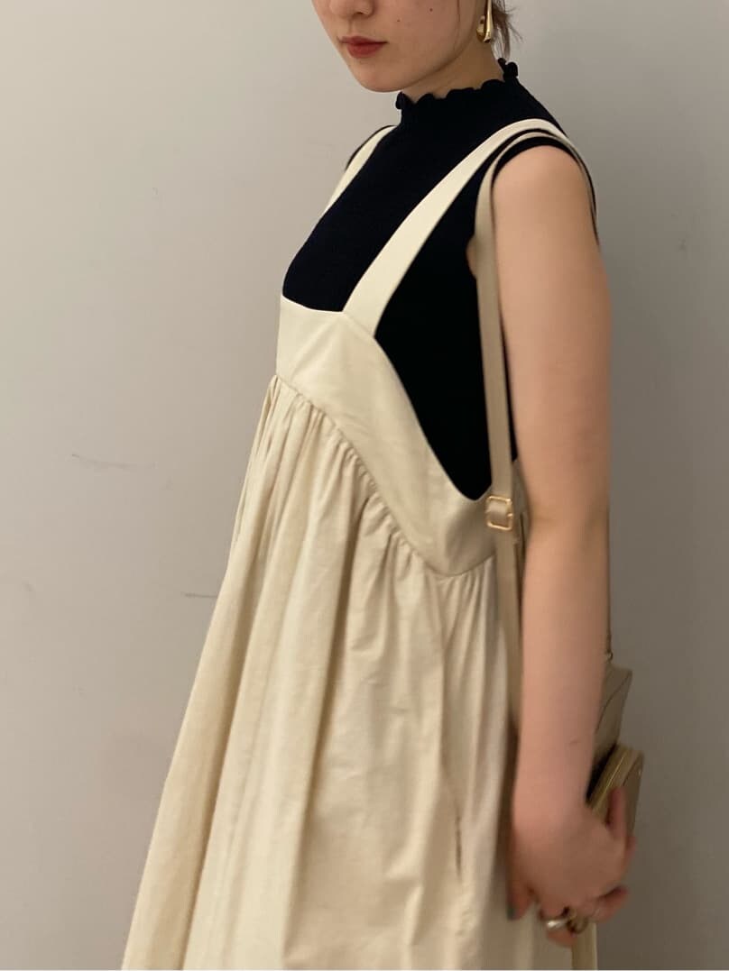 ホワイト系のワンピース、ブラック系のニット/セーター、ブラウン系のサンダルを着用したレディースの夏コーディネートの3枚目の写真