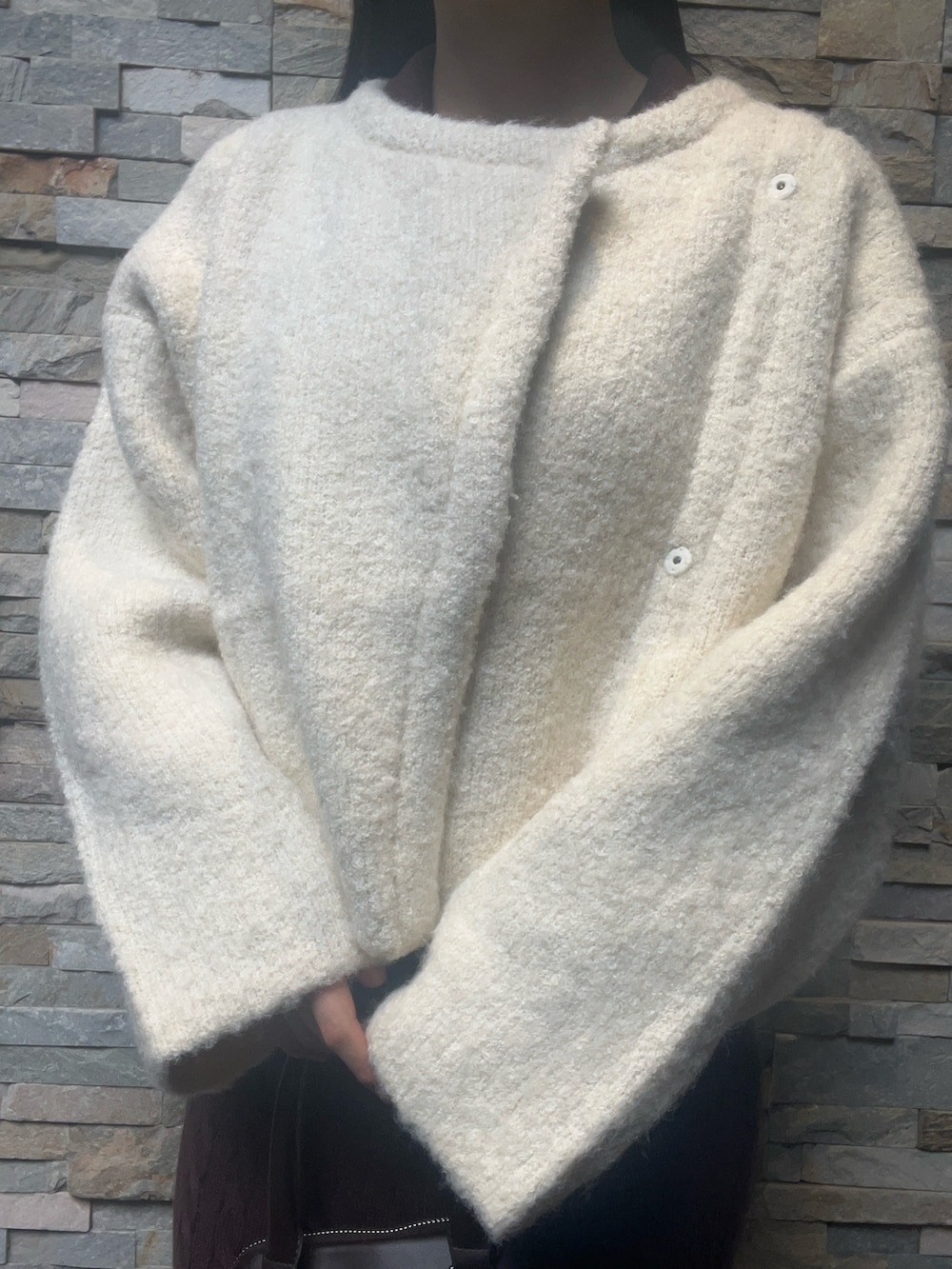 ホワイト系のカーディガン/ボレロ、ブラウン系のワンピース、ブラウン系のボストンバッグを着用したレディースの秋コーディネートの4枚目の写真