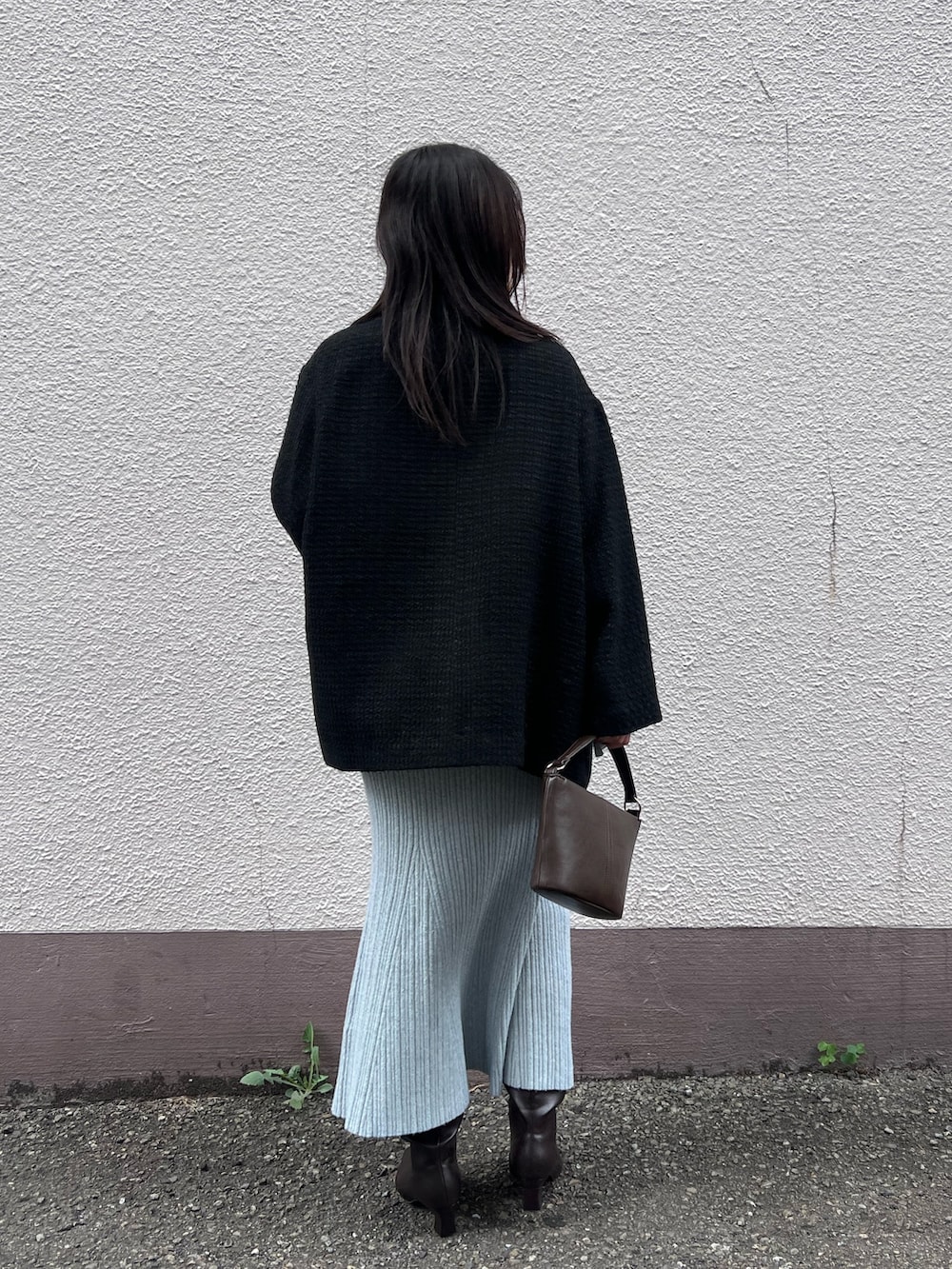 ブルー系のワンピース、ブラウン系のブーツ、ブラック系のその他アウターを着用したレディースの秋コーディネートの3枚目の写真