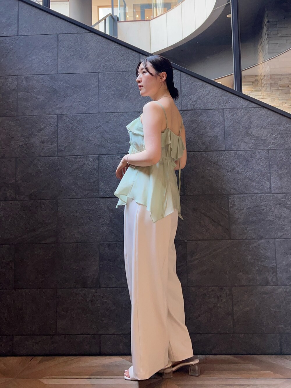 ホワイト系のその他パンツ、グリーン系のキャミソールを着用したレディースの夏コーディネートの2枚目の写真