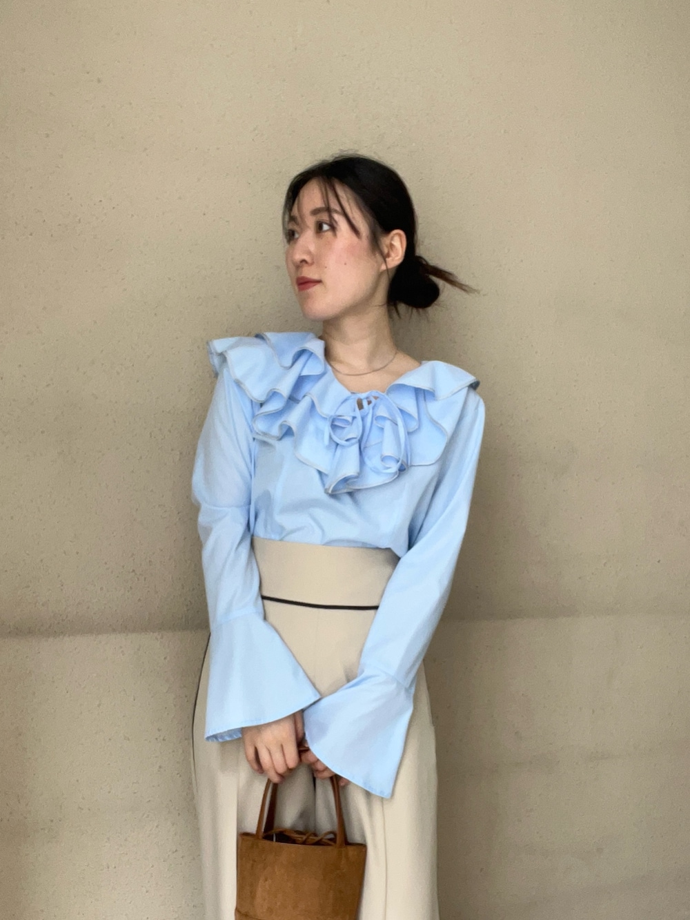 ブルー系のシャツ/ブラウス、ベージュ系のその他パンツ、ブラック系のパンプスを着用したレディースの春コーディネートの3枚目の写真