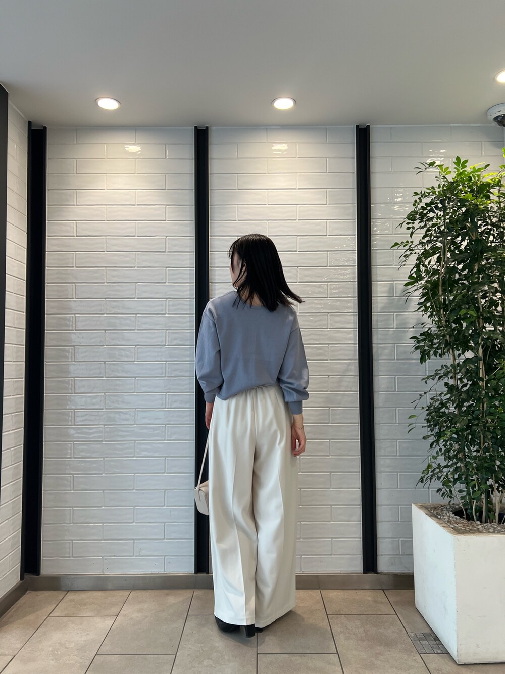 ホワイト系のその他パンツ、ブルー系のニット/セーターを着用したレディースの冬コーディネートの3枚目の写真