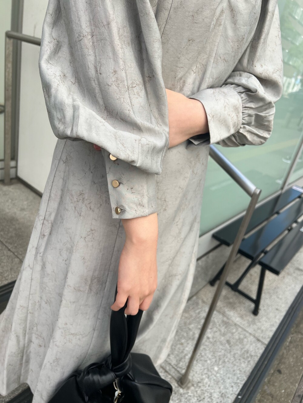 グレー系のカーディガン/ボレロ、グレー系のワンピース、ブラック系のブーツを着用したレディースの秋コーディネートの9枚目の写真