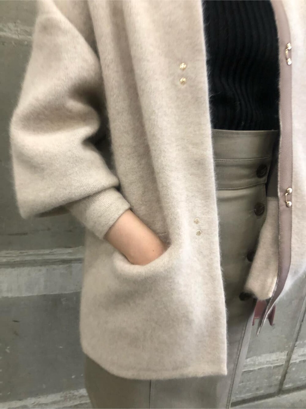 ピンク系のショルダーバッグ、ベージュ系のカーディガン/ボレロ、グレー系のスカートを着用したレディースの秋コーディネートの6枚目の写真