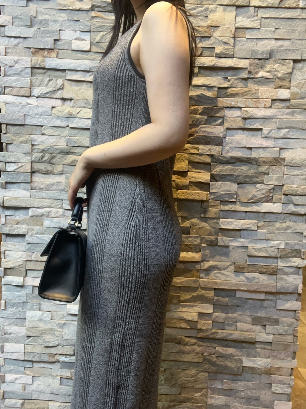 「LAGUNAMOONのメタルボタンデザインニットワンピース（ワンピース、グレー系）」を使った、RUNA ONISHIさん（レディース・163cm）の夏コーディネートの5枚目の写真