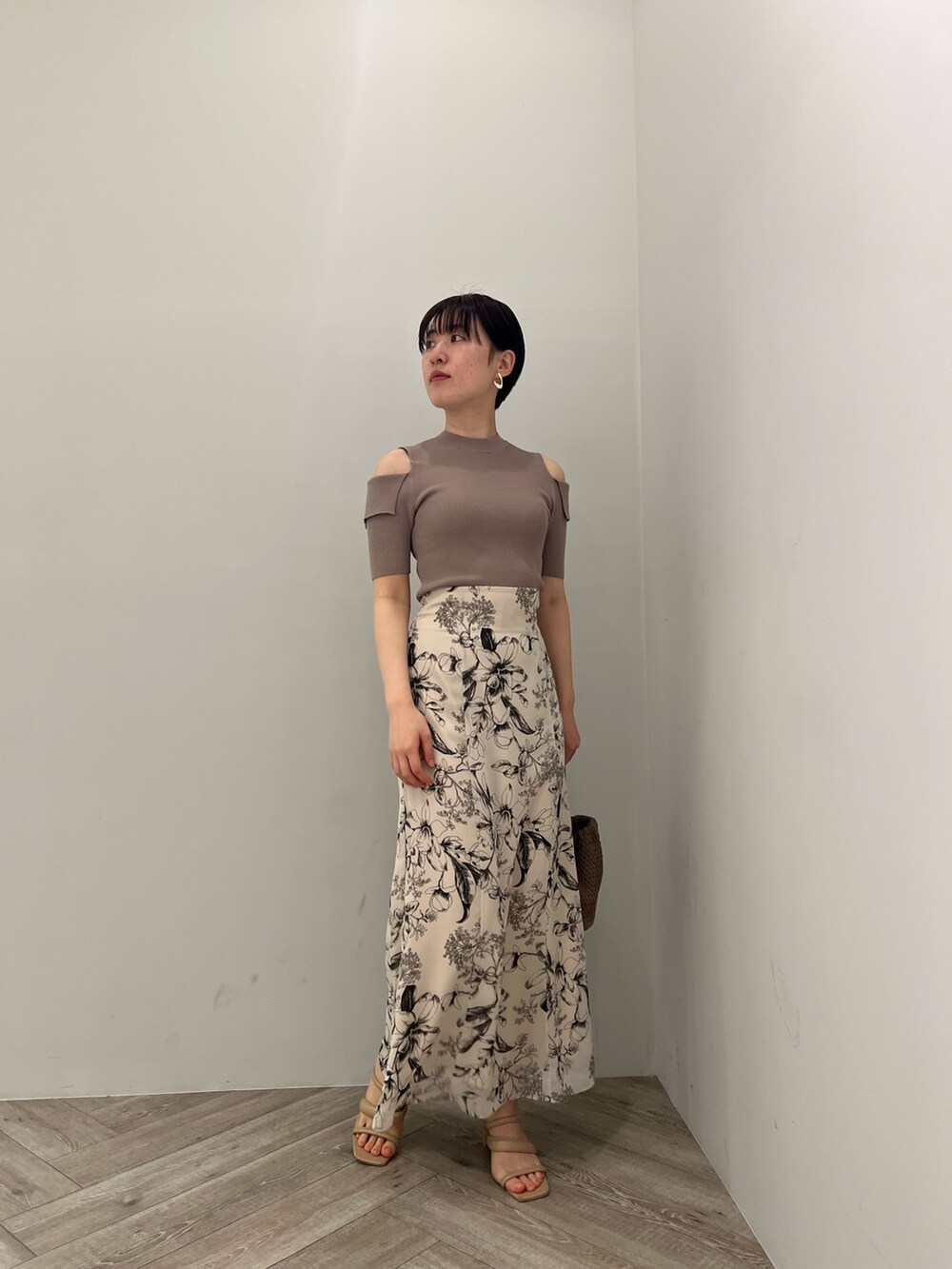 ブラウン系のサンダル、ホワイト系のスカート、ベージュ系のニット/セーターを着用したレディースの春コーディネートの5枚目の写真