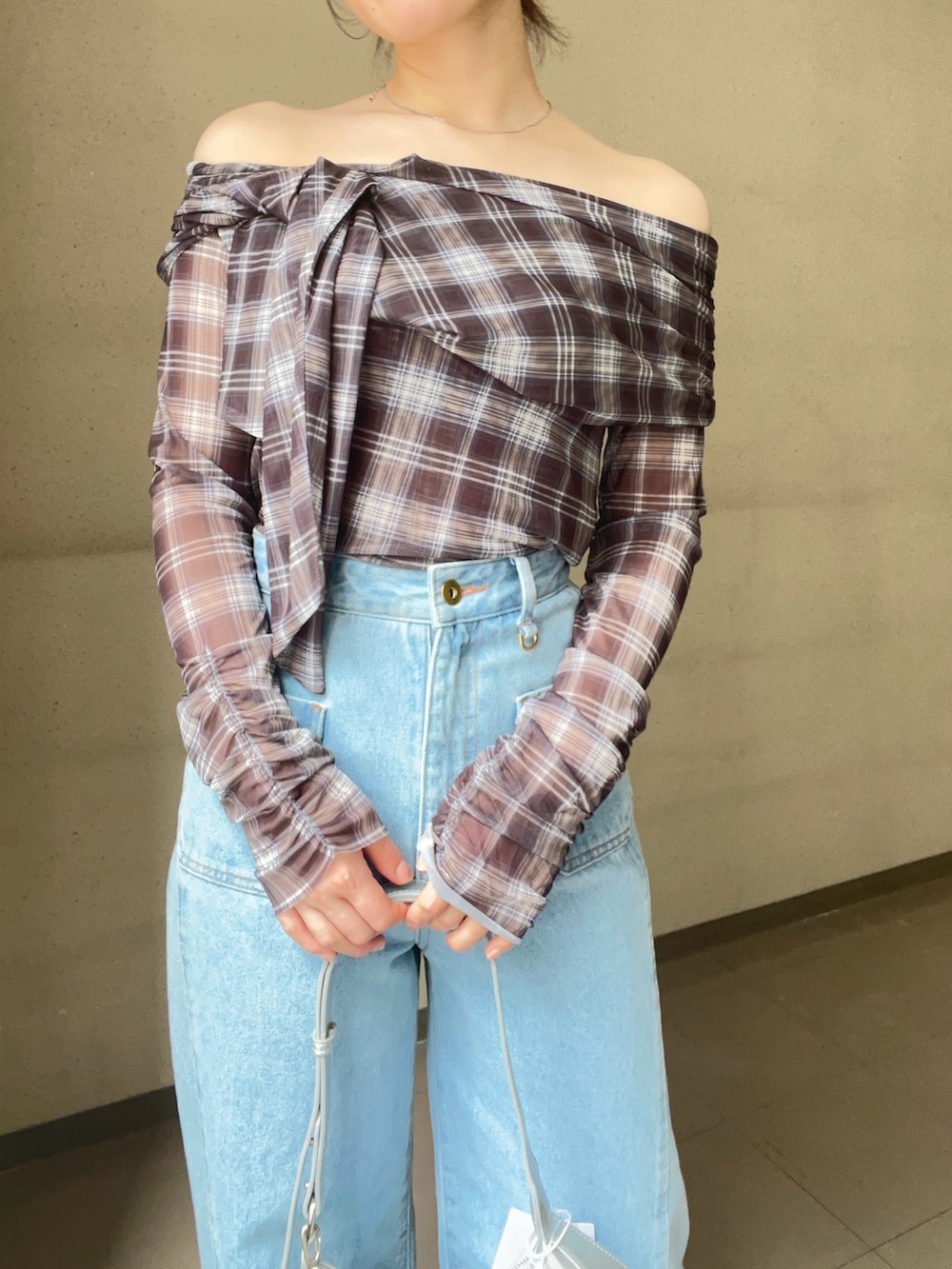 ブラウン系のシャツ/ブラウス、ブルー系のデニムパンツ、ブラック系のパンプスを着用したレディースの春コーディネートの4枚目の写真