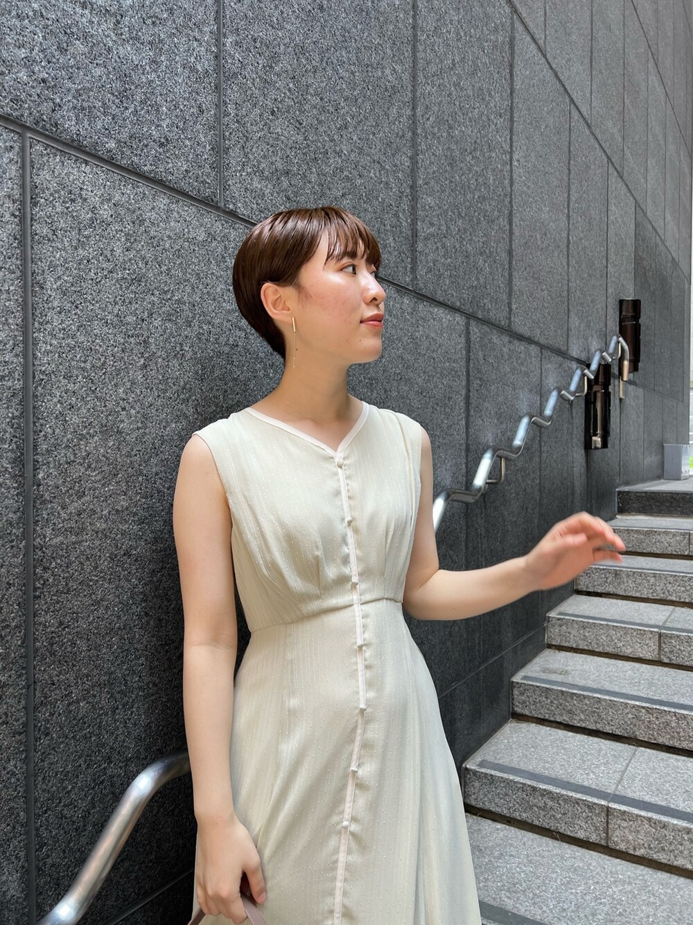 ベージュ系のサンダル、ホワイト系のハンドバッグ、グリーン系のワンピースを着用したレディースの夏コーディネートの6枚目の写真