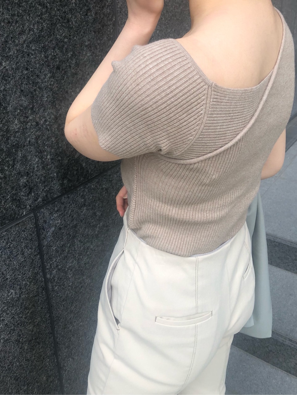 ホワイト系のその他パンツ、ホワイト系のサンダル、ベージュ系のハンドバッグを着用したレディースの春コーディネートの4枚目の写真