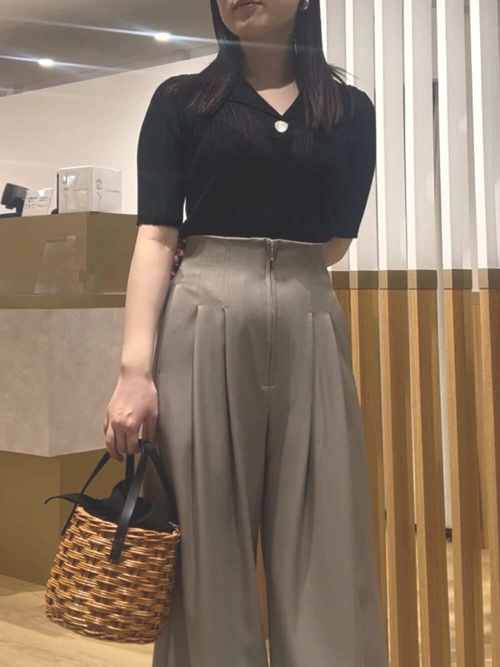 ブラック系のTシャツ/カットソー、ブラウン系のその他パンツ、ブラック系のサンダルを着用したレディースの春コーディネートの4枚目の写真