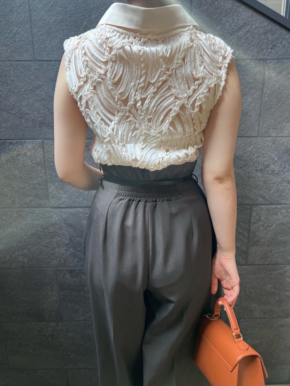 グレー系のその他パンツ、ホワイト系のシャツ/ブラウス、ホワイト系のサンダルを着用したレディースの夏コーディネートの5枚目の写真