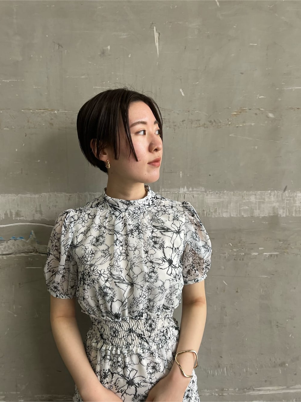ブラック系のハンドバッグ、その他のパンプス、ホワイト系のワンピースを着用したレディースの春コーディネートの4枚目の写真