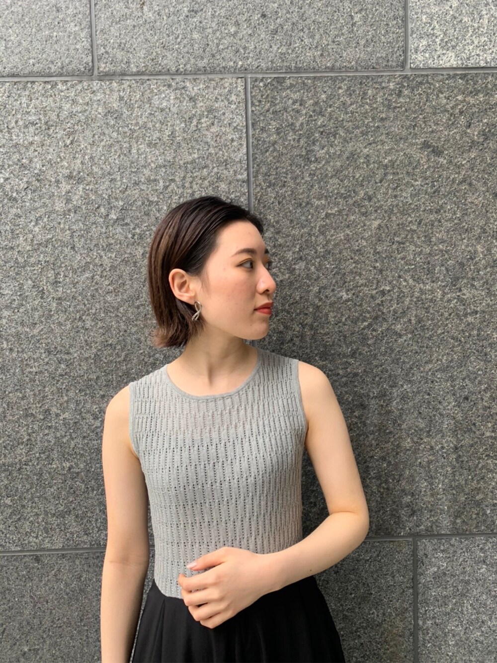 ブラック系のサンダル、グレー系のワンピースを着用したレディースの春コーディネートの5枚目の写真