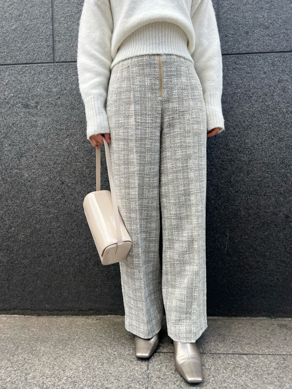 ホワイト系のニット/セーター、ホワイト系のその他パンツ、シルバー系のブーツを着用したレディースの冬コーディネートの6枚目の写真