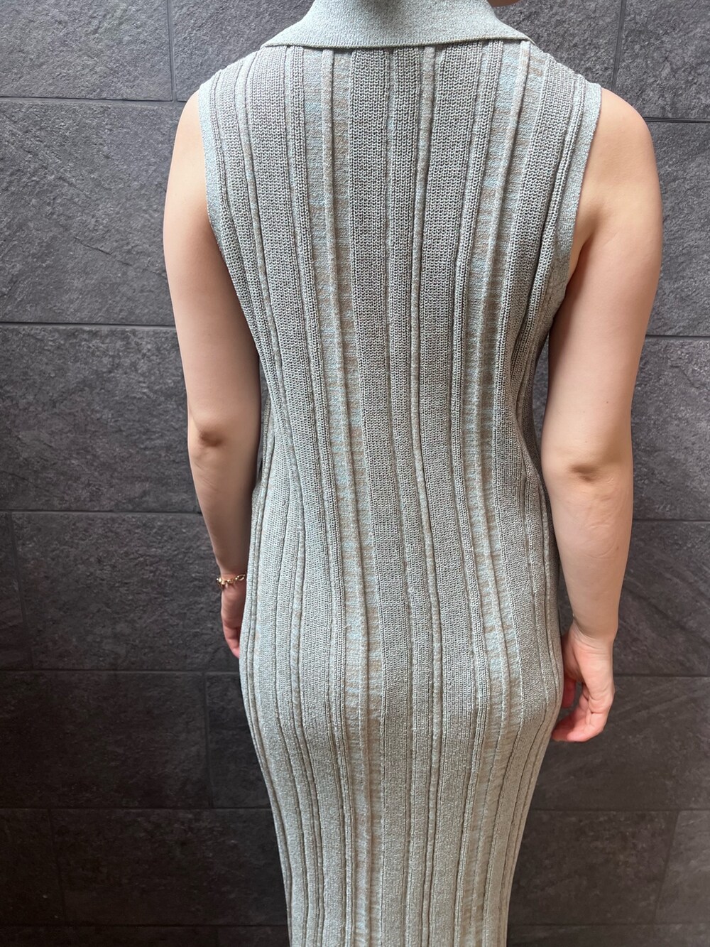 ホワイト系のサンダル、グリーン系のワンピースを着用したレディースの夏コーディネートの5枚目の写真