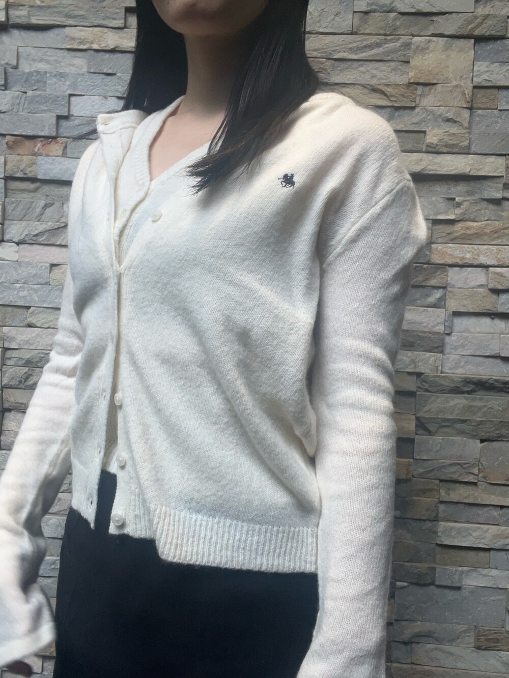 ホワイト系のアンサンブル、ブラック系のスカート、ブラウン系のボストンバッグを着用したレディースの秋コーディネートの4枚目の写真