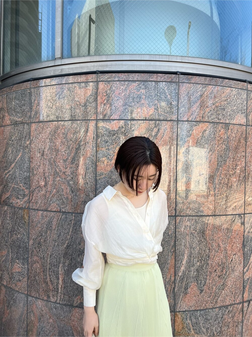 ホワイト系のシャツ/ブラウス、イエロー系のスカート、ホワイト系のハンドバッグを着用したレディースの春コーディネートの6枚目の写真