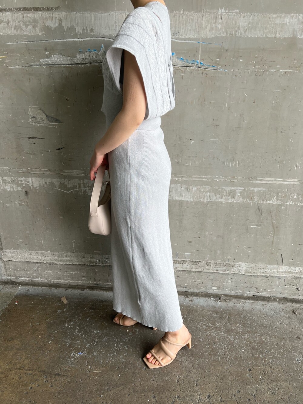 ホワイト系のハンドバッグ、グレー系のテーラードジャケット、ブルー系のワンピースを着用したレディースの春コーディネートの9枚目の写真