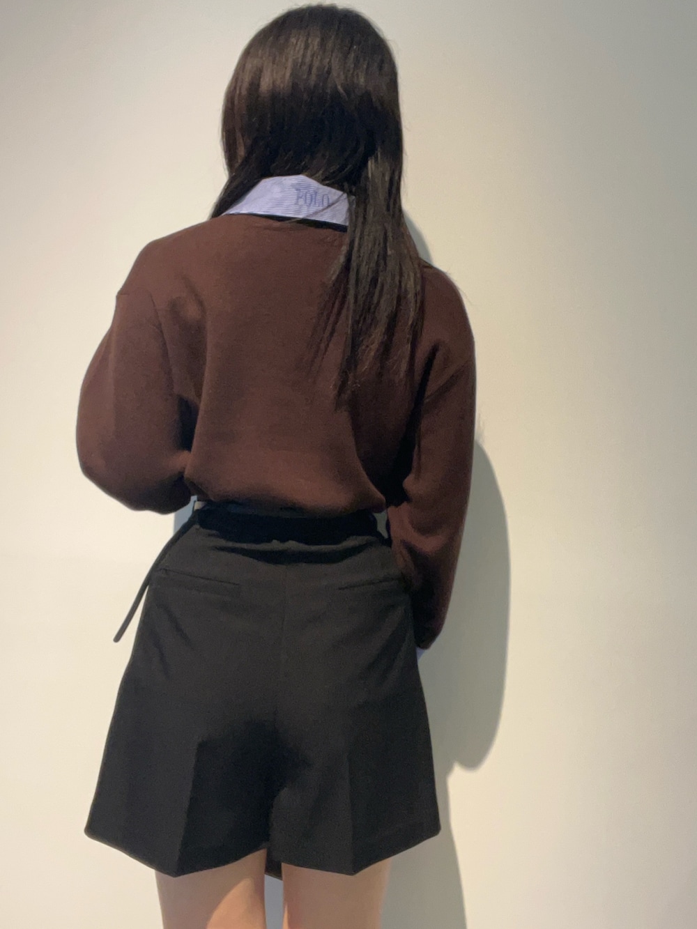 ブラウン系のニット/セーター、ブラウン系のブーツ、ブラック系のその他パンツを着用したレディースの秋コーディネートの6枚目の写真