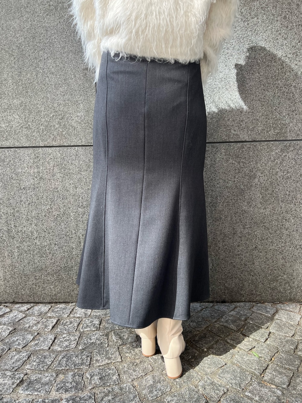 ホワイト系のブーツ、ホワイト系のカーディガン/ボレロ、ブルー系のニット/セーターを着用したレディースの秋コーディネートの6枚目の写真