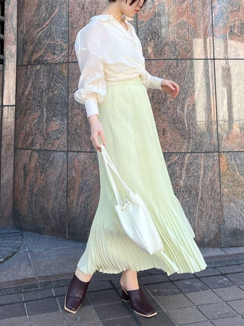 ホワイト系のシャツ/ブラウス、イエロー系のスカート、ホワイト系のハンドバッグを着用したレディースの春コーディネートの2枚目の写真