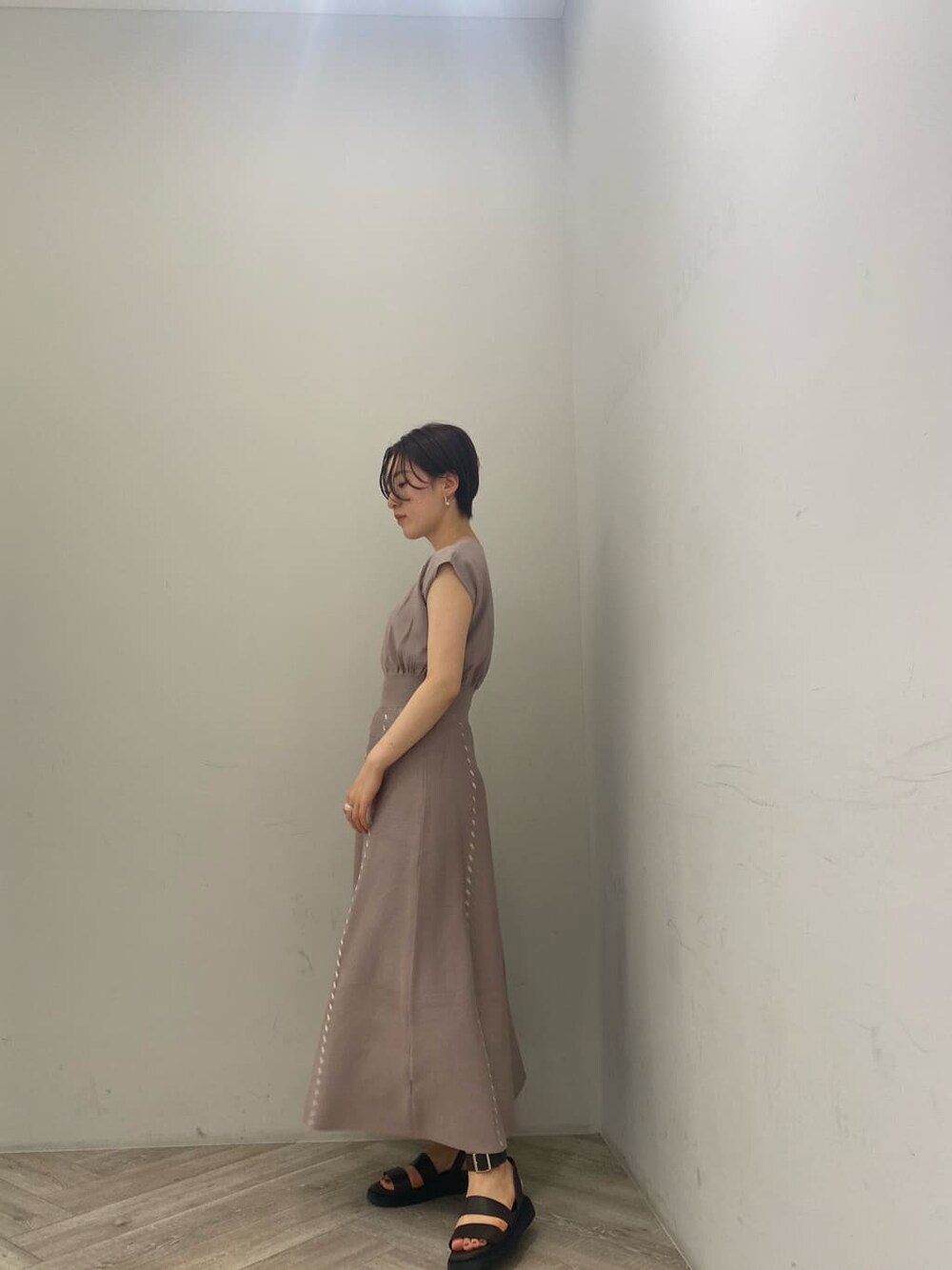 「選抜」｜「LAGUNAMOONのハンドステッチノースリーブニットワンピース（ワンピース、グレー系）」を使った、RUNA ONISHIさん（レディース・163cm）の夏コーディネートの2枚目の写真