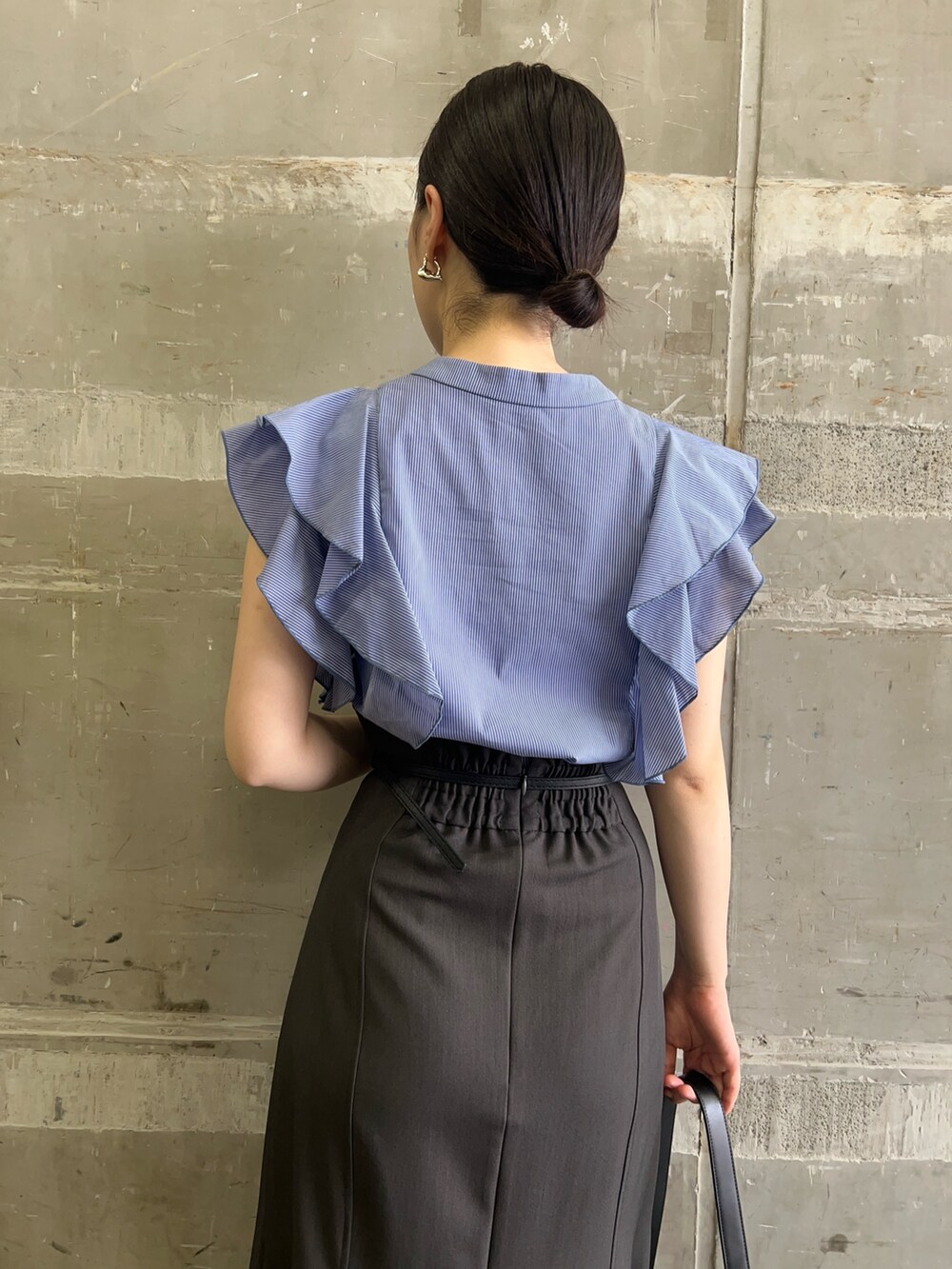 ブラック系のサンダル、ブラック系のショルダーバッグ、グレー系のスカートを着用したレディースの夏コーディネートの6枚目の写真