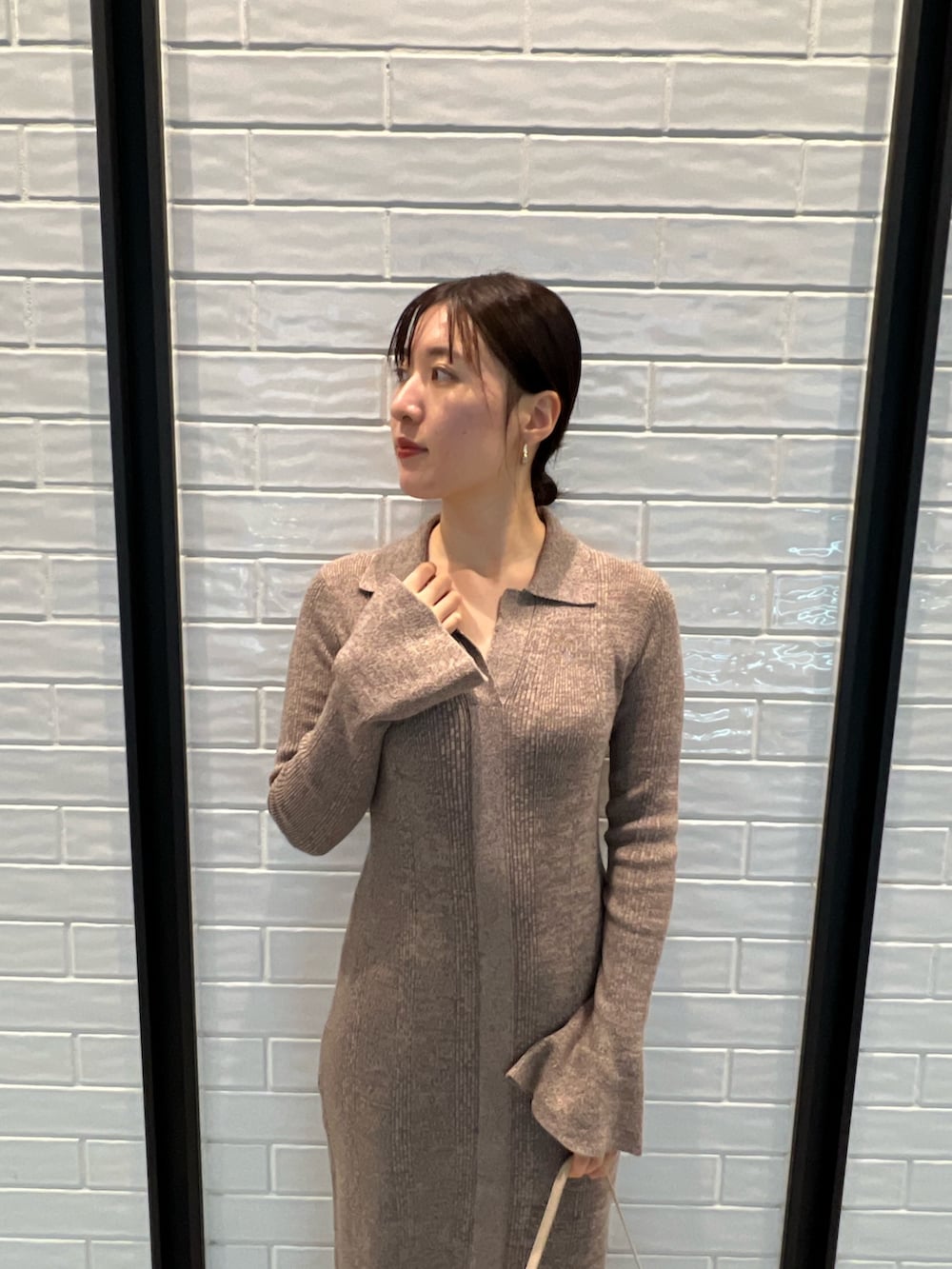 ブラック系のブーツ、グレー系のワンピース、ブラウン系のカーディガン/ボレロを着用したレディースの秋コーディネートの5枚目の写真