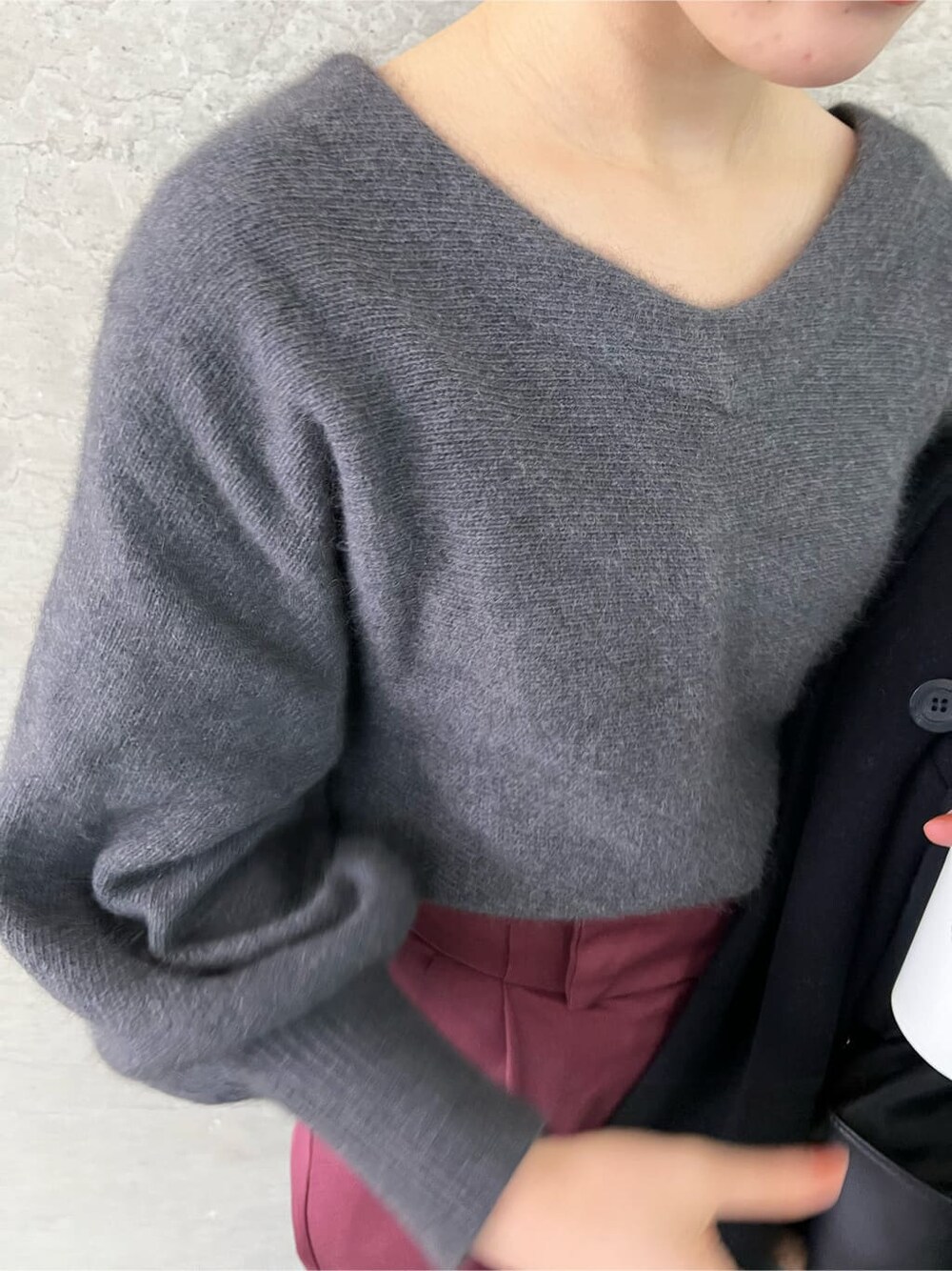 レッド系のその他パンツ、ベージュ系のその他シューズ、ブラック系のハンドバッグを着用したレディースの冬コーディネートの4枚目の写真