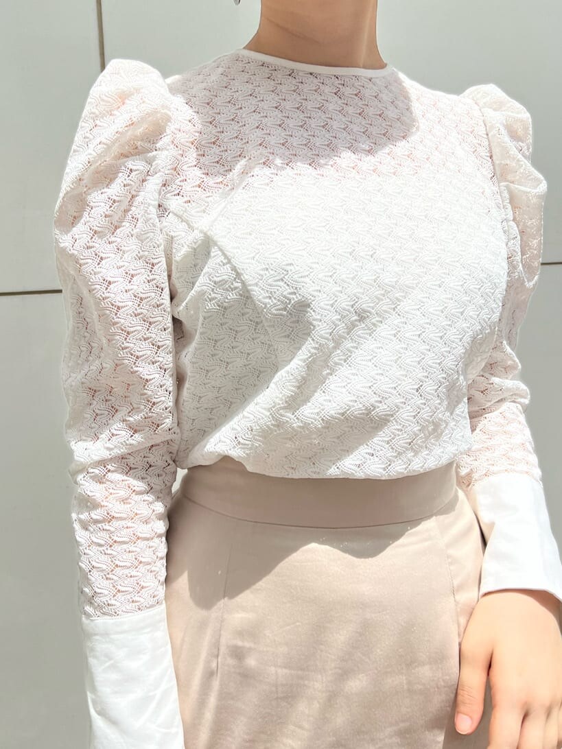 ベージュ系のスカート、ホワイト系のシャツ/ブラウス、シルバー系のピアス（両耳用）を着用したレディースの夏コーディネートの6枚目の写真