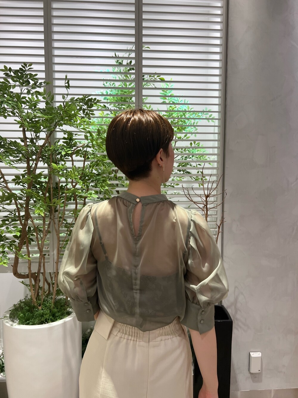 ベージュ系のサンダル、ホワイト系のショルダーバッグ、ホワイト系のスカートを着用したレディースの夏コーディネートの5枚目の写真