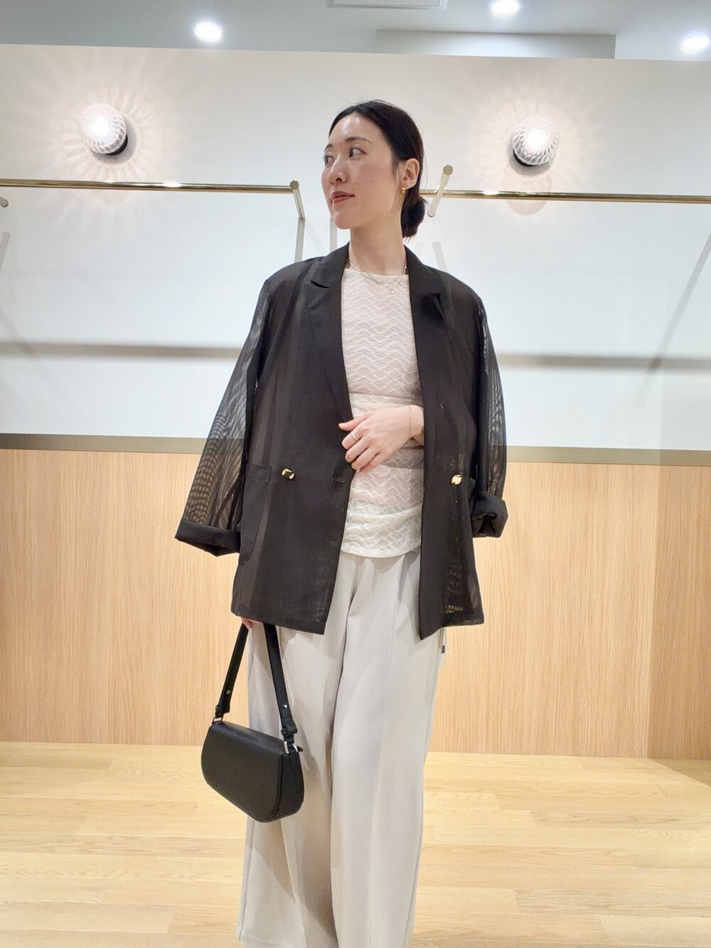 ホワイト系のその他パンツ、ブラウン系のテーラードジャケット、ホワイト系のシャツ/ブラウスを着用したレディースの夏コーディネートの2枚目の写真