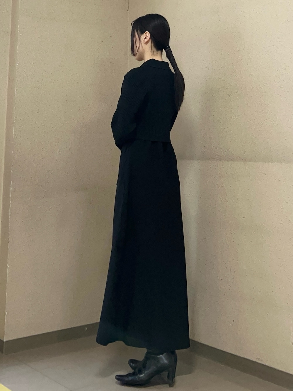 ブラック系のワンピースを着用したレディースの冬コーディネートの2枚目の写真