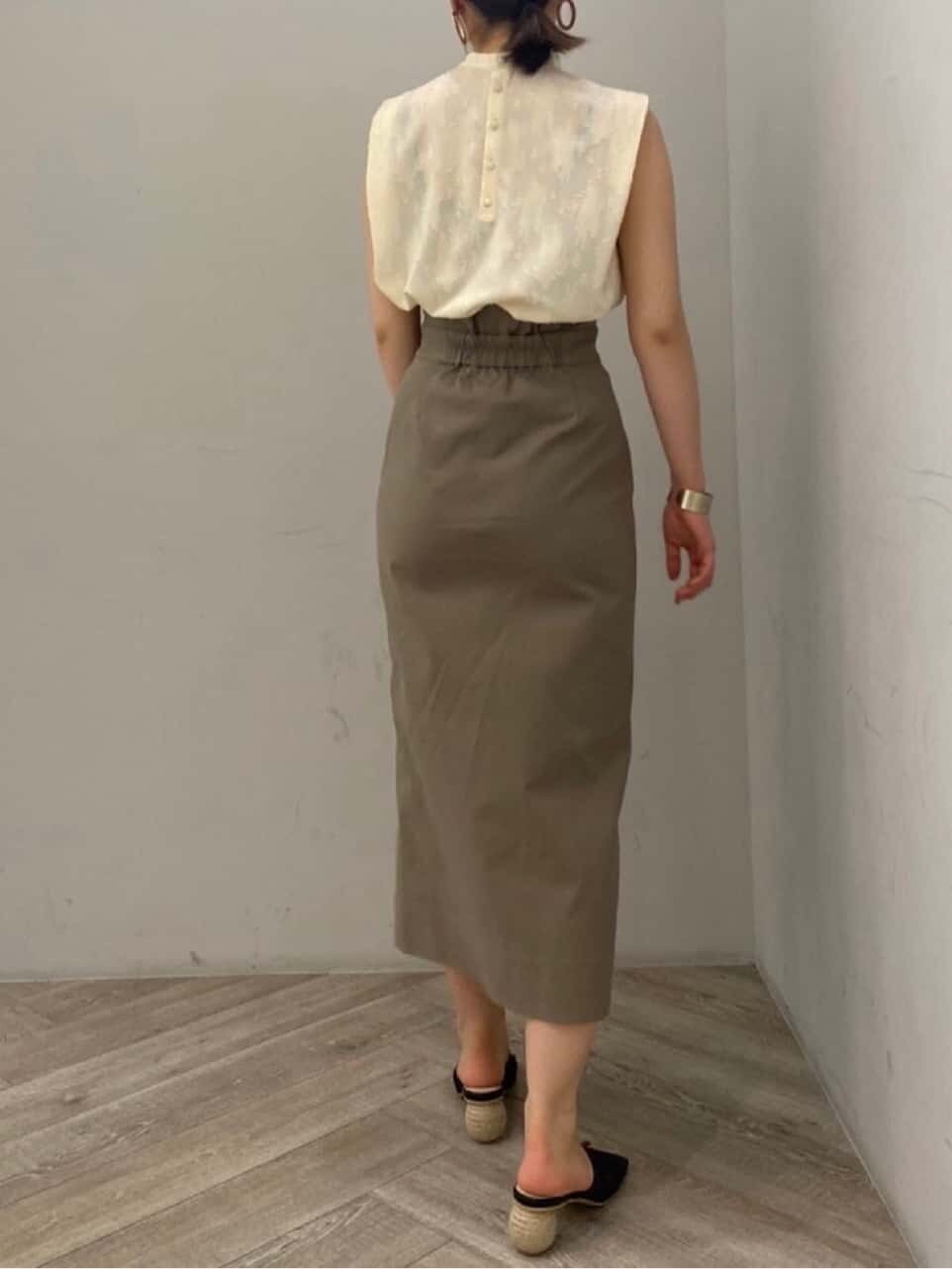 ブラック系のその他シューズ、ホワイト系のシャツ/ブラウス、グレー系のスカートを着用したレディースの夏コーディネートの7枚目の写真