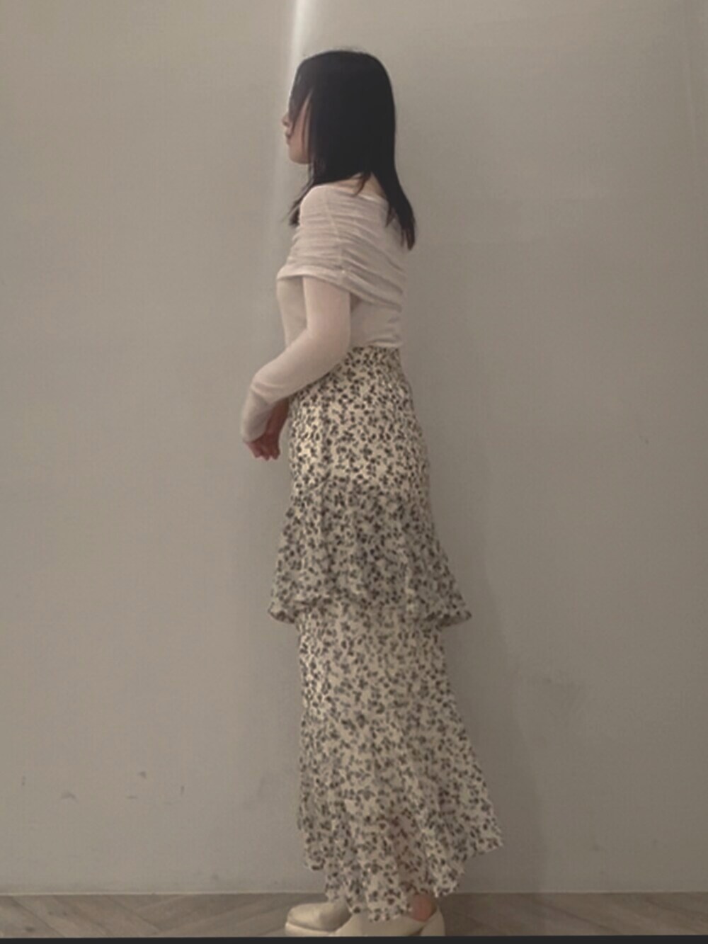 ホワイト系のサンダル、ホワイト系のTシャツ/カットソー、ホワイト系のスカートを着用したレディースの春コーディネートの2枚目の写真