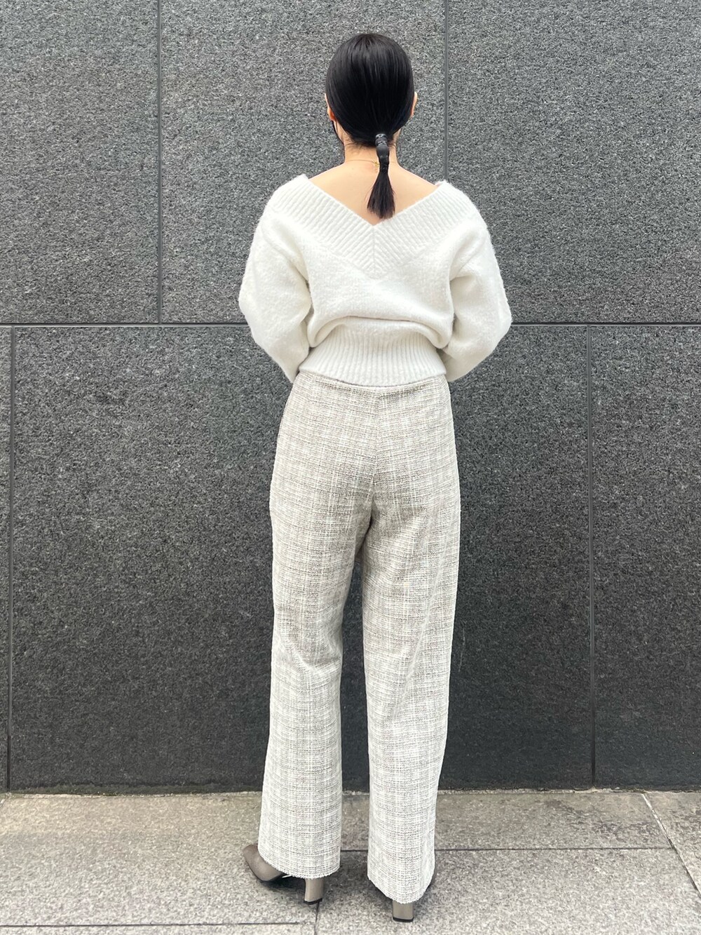 ホワイト系のニット/セーター、ホワイト系のその他パンツ、シルバー系のブーツを着用したレディースの冬コーディネートの2枚目の写真