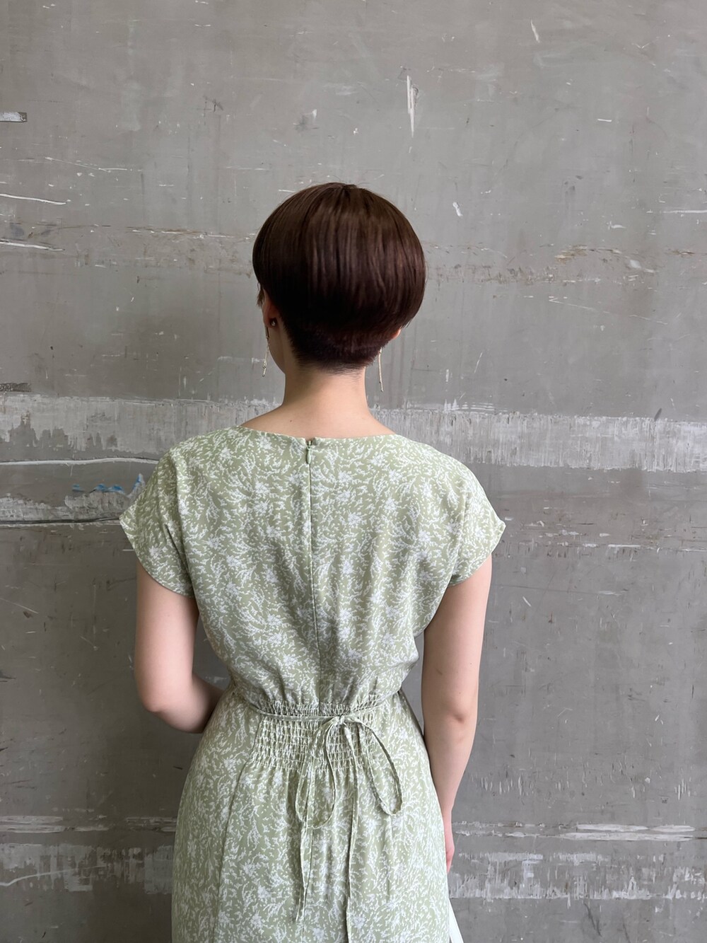 ベージュ系のサンダル、グリーン系のワンピース、ホワイト系のハンドバッグを着用したレディースの夏コーディネートの5枚目の写真