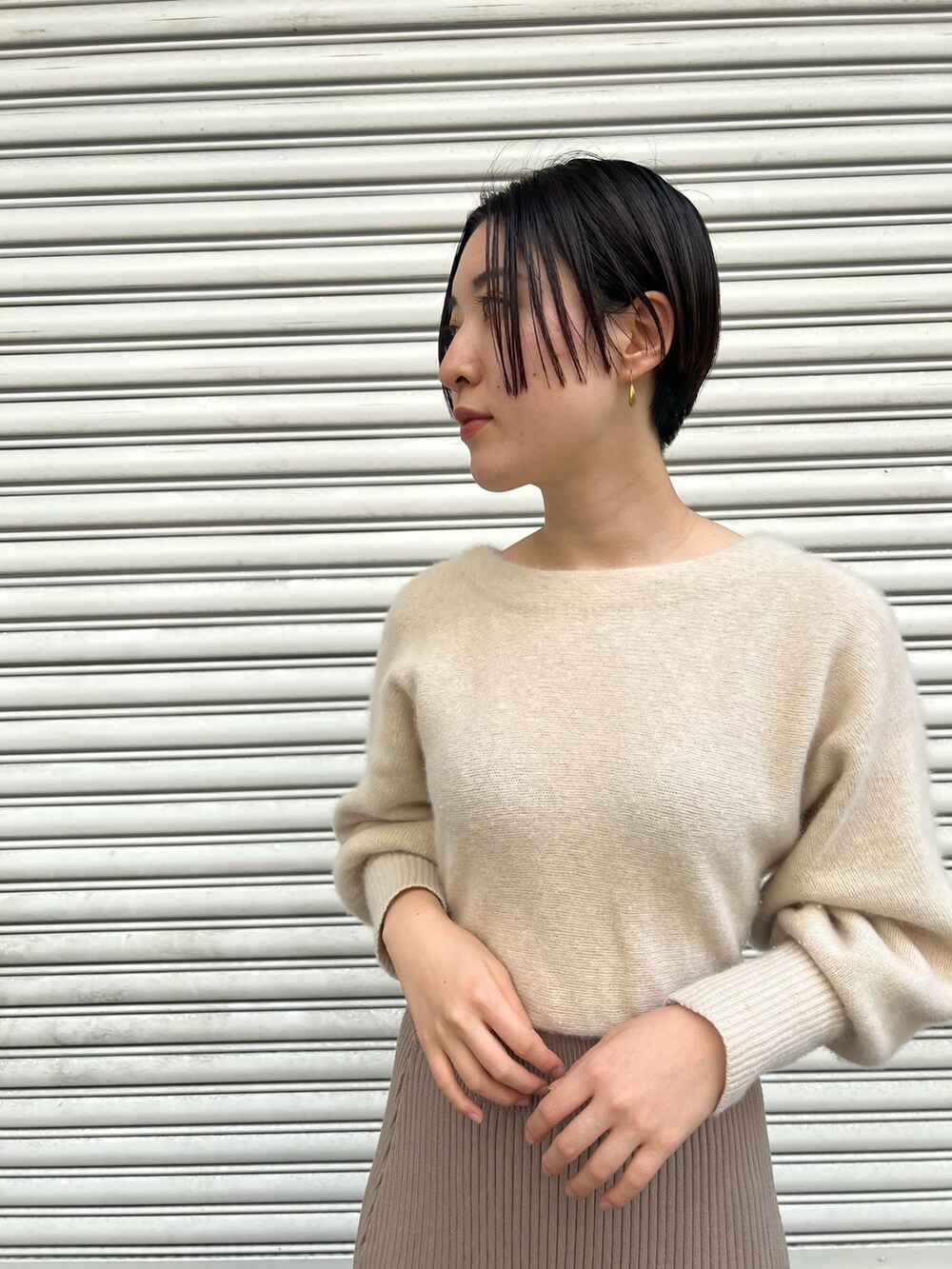 ピンク系のノーカラーコート、ホワイト系のワンピース、ベージュ系のブーツを着用したレディースの秋コーディネートの7枚目の写真