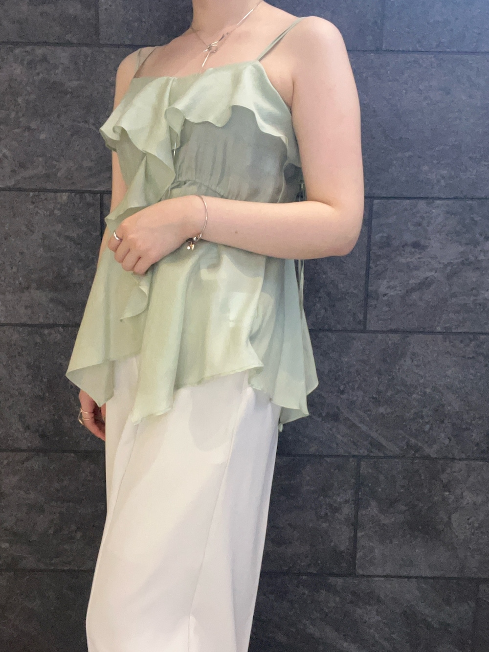 ホワイト系のその他パンツ、グリーン系のキャミソールを着用したレディースの夏コーディネートの5枚目の写真