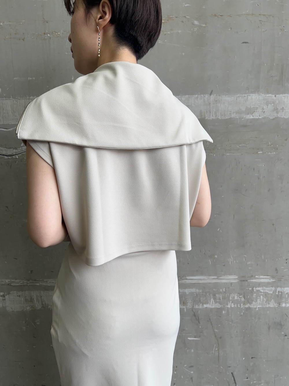 ホワイト系のハンドバッグ、ホワイト系のTシャツ/カットソー、ホワイト系のスカートを着用したレディースの夏コーディネートの6枚目の写真