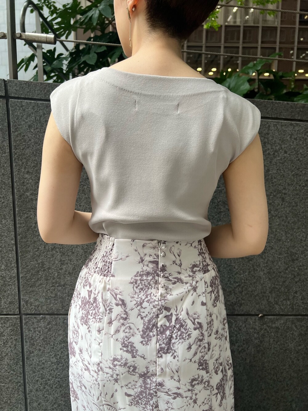 ベージュ系のサンダル、ベージュ系のニット/セーター、ブラウン系のスカートを着用したレディースの夏コーディネートの5枚目の写真