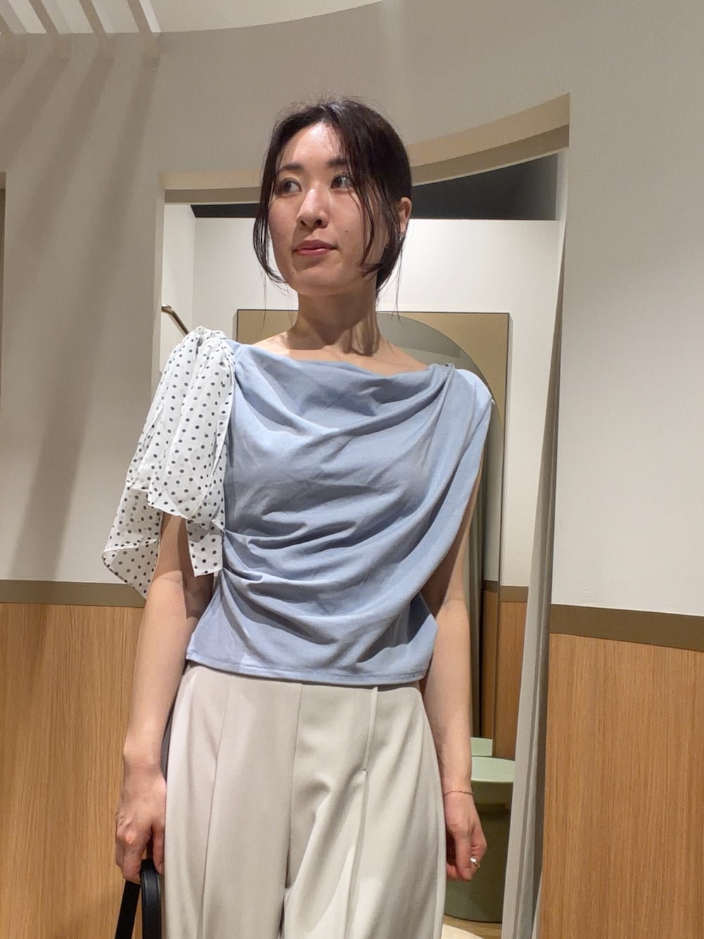 ブラウン系のサンダル、ブルー系のTシャツ/カットソー、ホワイト系のその他パンツを着用したレディースの夏コーディネートの4枚目の写真