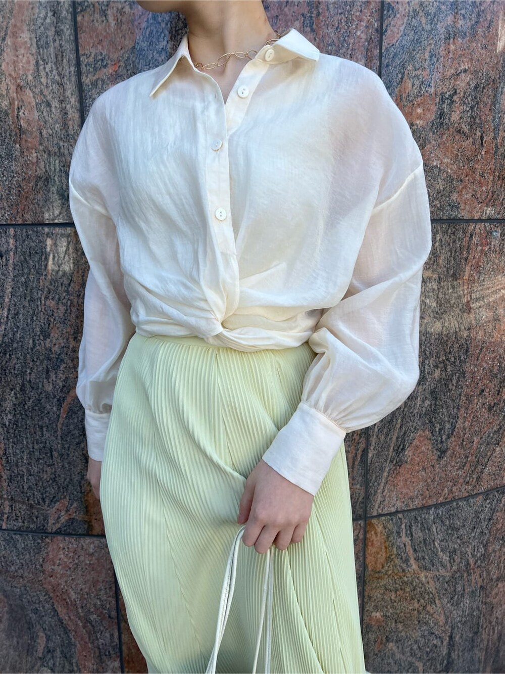 ホワイト系のシャツ/ブラウス、イエロー系のスカート、ホワイト系のハンドバッグを着用したレディースの春コーディネートの10枚目の写真